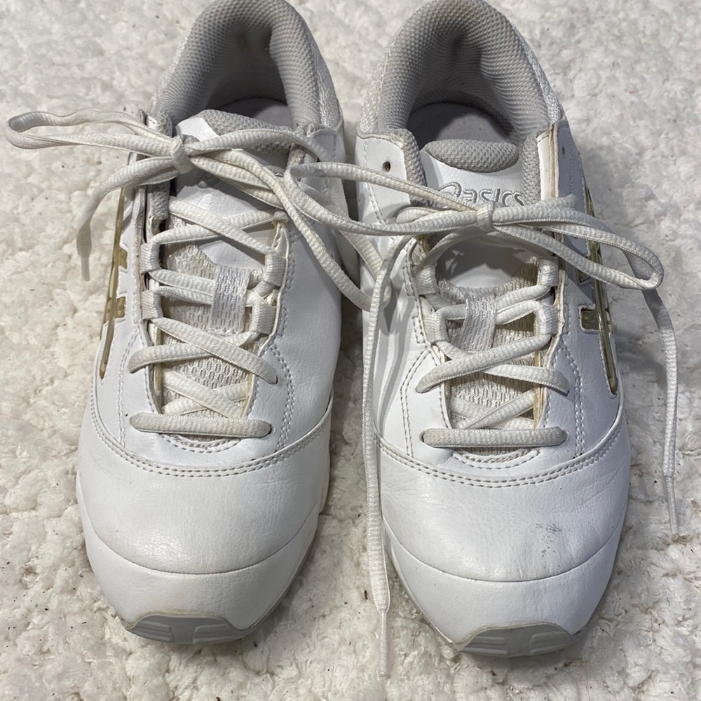 womens ASICS white sneakers size 8.5. EUC
